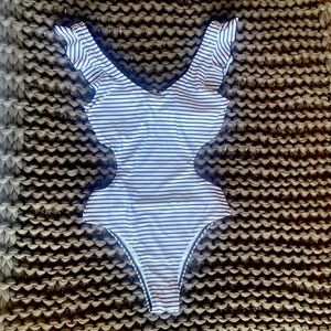 SHEIN CUTOUT ONE PIECE SWIMSUIT | size Small